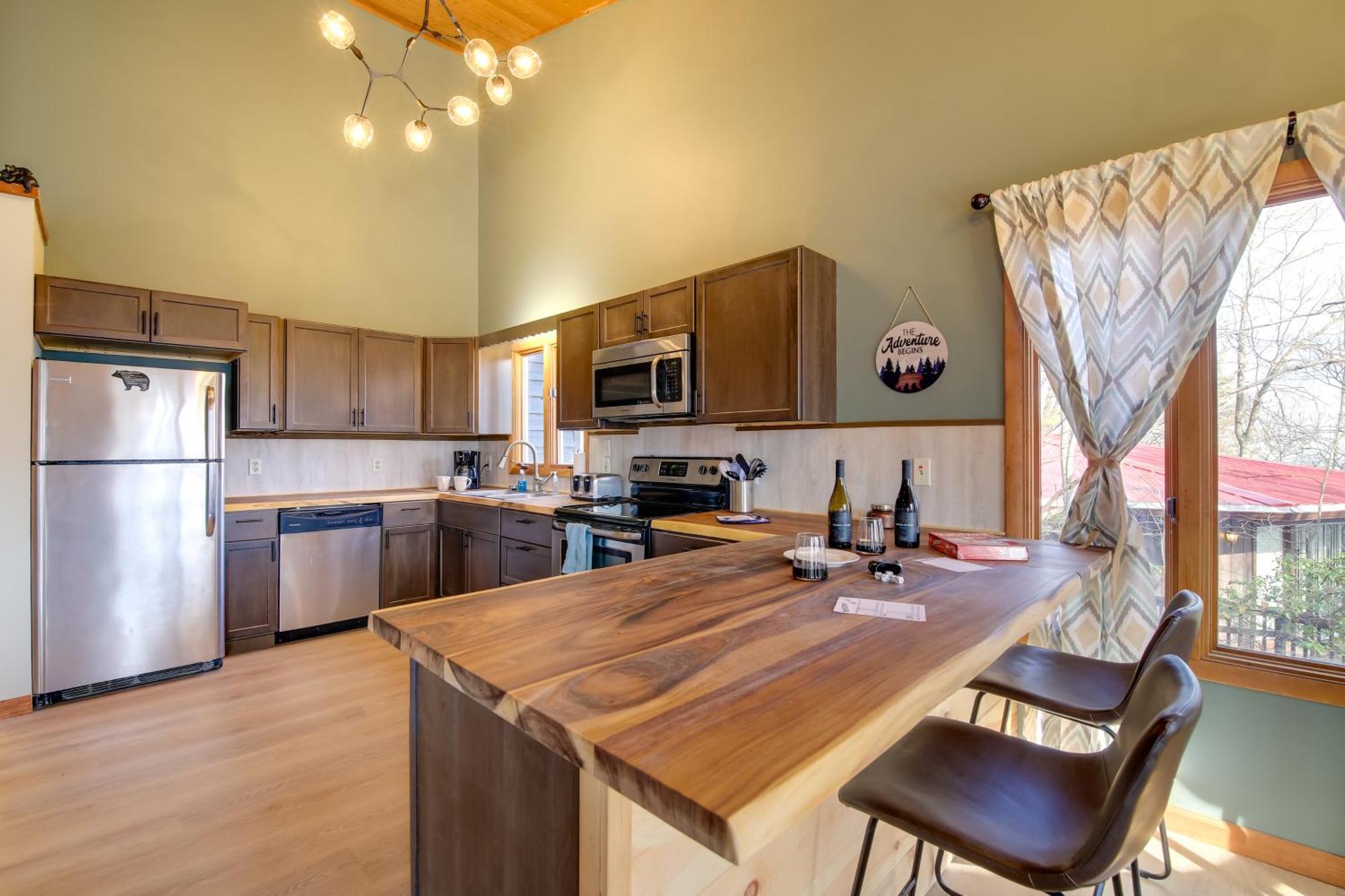 Gatlinburg Mountain Cabin With Hot Tub, Deck And Games Exteriör bild